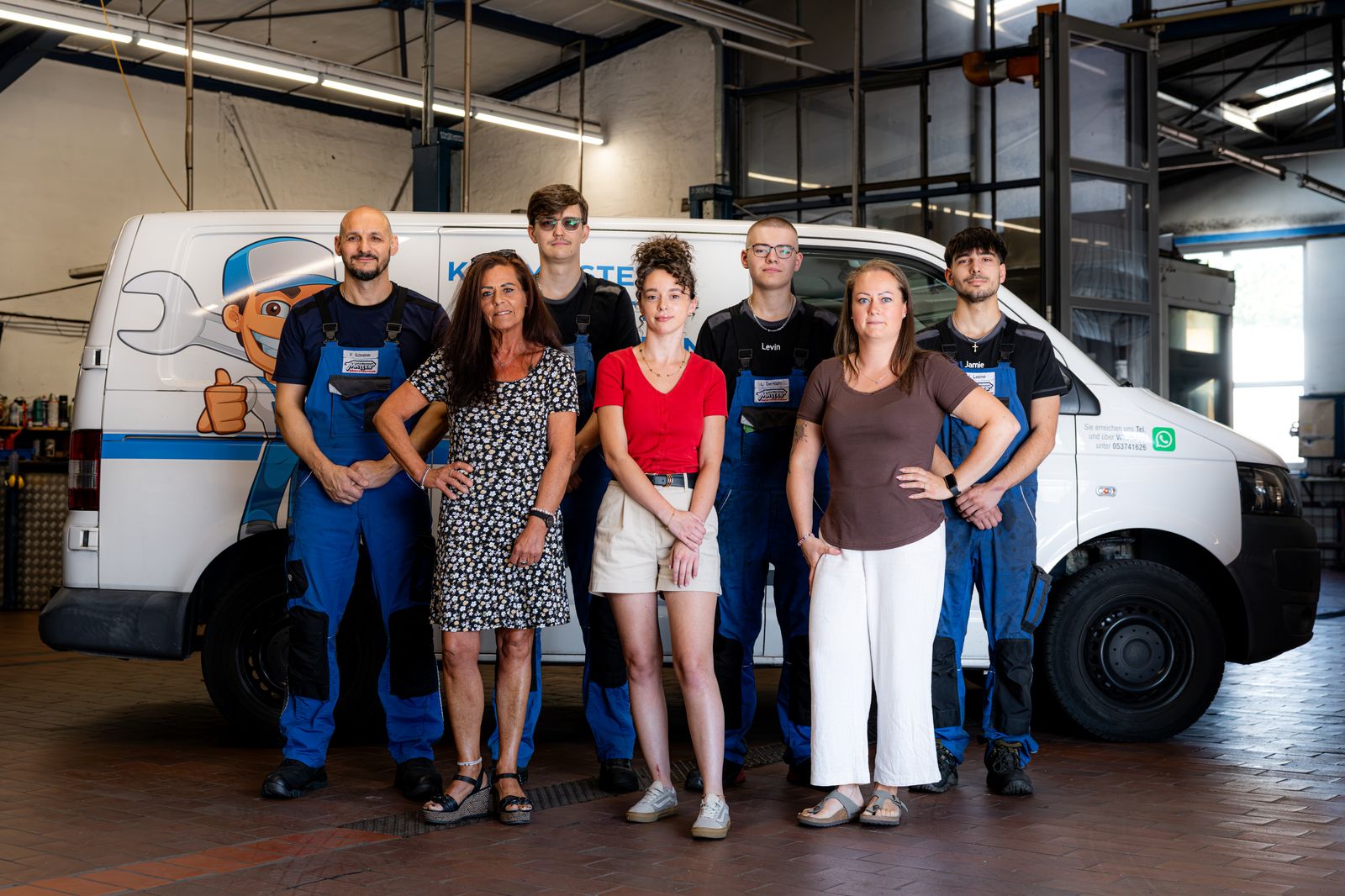 Das Team der KFZ-Meisterwerkstatt Mattes an der Hebebühne