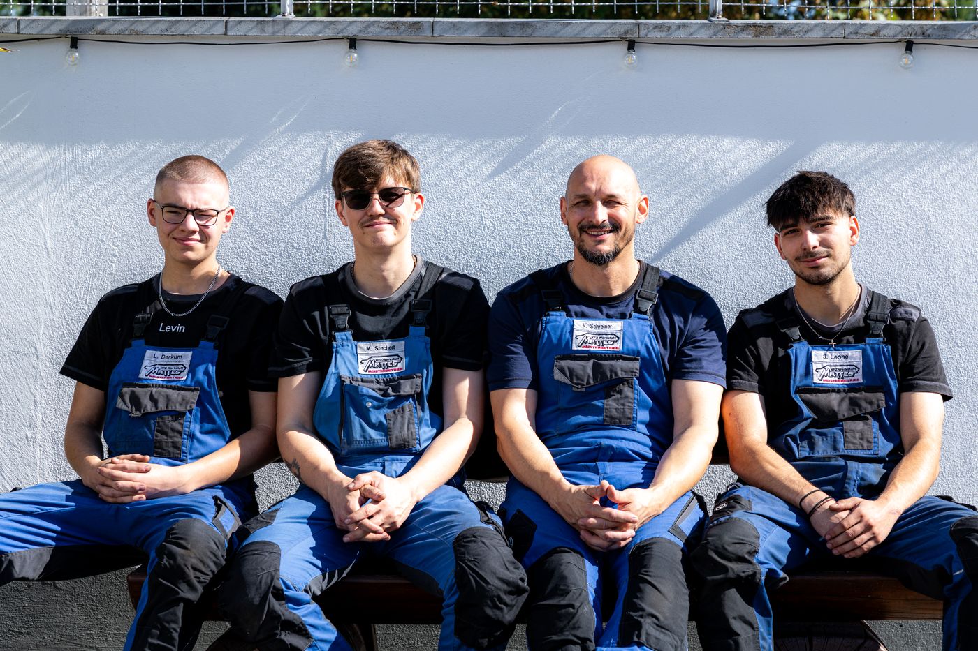 Die Werkstatt-Crew von KFZ Mattes: Levin Derkum, Marcel Stechert, Vitali Schreiner und Jamie Leone